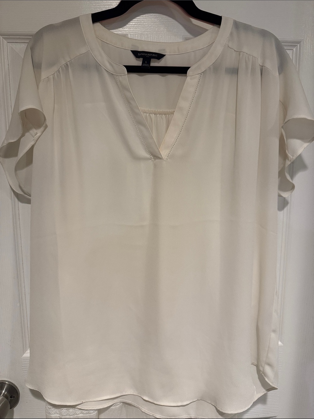 Banana Republic Cream Split V-Neck Short Sleeve Blouse